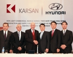 현대자동차(회장 정몽구)는 터키 이스탄불에서 유럽 전략형 소형 상용차 생산계약을 체결했다. 계약 체결식 중 기념사진을 촬영하고 있다. 왼쪽부터 카르산社 무랏 셀렉(Murat Sel