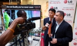 LG전자가 30일(현지시간) 나이지리아서 세계 최대 84형 울트라HD(Ultra High Definition) TV(모델명: 84LM9600)를 출시하며 아프리카 VVIP 공략에 
