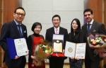 (주)박스터의 손지훈 대표이사(중앙)와 이현우 인사부 이사(좌측), 니콜라스 에반스 바이오사이언스사업부 상무(우측), 직원들이 2012년 여성가족부 주관 가족친화인증기업 증서와 상