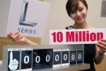 LG전자의 독창적 디자인 L-스타일이 적용된 ‘L시리즈’가 글로벌 판매 천만대를 돌파했다. L시리즈 천만대돌파를 기념해 모델이 포즈를 취하고 있다.