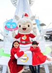 서울 남산 N서울타워 광장에 설치된 대형 ‘키싱트리(Kissing Tree)’ 앞에서 CJ도너스캠프‘나누’캐릭터와 아동 모델이 모금 프로모션을 알리고 있다.