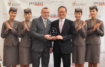 11일 (현지시각) 뉴욕 로날드 맥도날드 하우스에서 열린 시상식에서 윤영두 아시아나항공 사장(오른쪽)이 '2012 올해의 항공사' 상을 수상한 뒤 프리미어 트래블