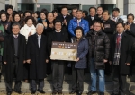 영산조용기자선재단 김성혜 이사장과 조희준 사무국장이 김만수 부천시장에게 사랑의 쌀을 전달하고 있다.(사진 앞쪽 왼쪽부터 사랑의 쌀 운동본부장 류철랑 목사, 부기총회장 차군규 목사,