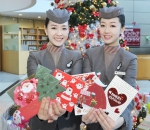 아시아나항공이 지난 여름 탑승객들이 기내에서 직접 작성한 크리스마스 카드와 편지를 크리스마스에 맞춰 배달하는 '오즈 러브레터'서비스를 실시하고 있다. 아시아나항공