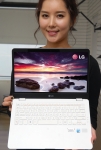 LG전자가 풀HD 해상도, IPS 패널로 고선명 디스플레이를 구현한 울트라북 Z360을 21일 출시한다. LG전자 모델이 여의도 LG트윈타워에서 멀티태스킹과 엔터테인먼트를 즐기는 