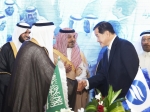 삼성엔지니어링의 박기석 사장이 계약서에 서명한 후, 압둘라 알 호쎄인 사우디 수전력부 장관과 악수하고 있다.
