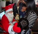 23일 알바천국 직원들이 산타가 되어 직접 산타레터와 선물을 전달하고 있다.