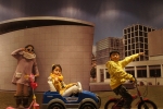 해운대문화회관 제2전시실에 초대형으로 설치된 반고흐뮤지엄앞에서 어린이 관람객들이 포즈를 취하고 있다