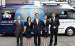 신한은행 김영표 부행장(왼쪽에서 세 번째)이 소형버스 이동점포 발대식에서 직원들과 함께 파이팅을 외치고 있는 모습.