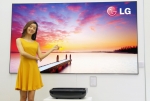LG전자가 1월 8일부터 미국 라스베이거스에서 열리는 CES 2013 전시회에서 100형의 초대형 화면으로 고화질 영상을 감상할 수 있는 '시네마 빔 TV(모델명: HEC
