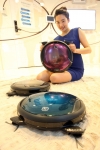 삼성전자가 2일 세계최초로 브러시가 본체 밖으로 나와 작동하는 '팝아웃 브러시(POP-OUT Brush)'를 적용해 구석까지 말끔히 청소하는 로봇청소기 '