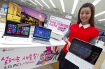 LG전자가 4일부터 3월 말까지 LG PC 구입고객에게 다양한 사은품을 증정하는 '2013 아카데미 페스티벌'을 진행한다. 모델이 노트북과 태블릿PC의 장점을 결