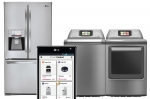 LG전자 스마트 냉장고와 스마트 세탁기에 '스마트 컨트롤' 어플리케이션을 실행 중인 이미지