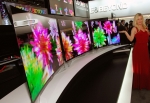 LG전자가 2013 CES서 '꿈의 화질'을 구현한 획기적 디자인의 '곡면(曲面) 올레드TV' 3대를 세계 최초로 선보이면서 차세대 TV시장 선