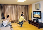 Xbox 360용 키넥트 타이틀로 실내에서 가족과 함께 즐기고 있는 어린이들