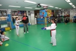 이충희 박사가 태권도장에서 아이슈토를 지도하고 있다.