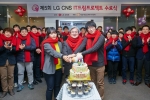 LG CNS는 18일(금) 회현동 LG CNS 본사에서 제 5회 ‘LG CNS IT드림프로젝트’ 수료식을 가졌다.(왼쪽부터) 엄주희(이천양정고), LG CNS 김대훈 사장, 김명훈