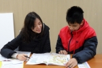 KB국민은행 대학생 멘토가 동작구 다문화 가족센터에서 다문화가정 어린이의 학습을 도와주고 있다.