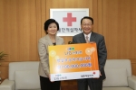 LIG손해보험은 22일 서울 남산동에 위치한 대한적십자사에서 구자준 회장(오른쪽)과 대한적십자사 유중근 총재가 참석한 가운데 공익기금 전달식을 갖고 총 1억원의 성금을 기부했다. 