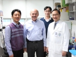 한설희-신찬영 교수 연구팀은 루이스 이그나로 교수와 함께 뇌혈관 계통의 치료제를 공동 연구하고 있다. 장소는 건국대 의생명과학동에 위치한 KU글로벌랩. 
(가장 왼쪽 : 건국대 신