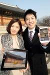 KT와 문화재청은 국내외 관광들에게 보다 스마트한 문화유산 정보를 제공하기 위해 국내 최초로 문화재에 첨단 IT기술을 적용한 관광안내서비스인 ‘내 손안의 덕수궁’ 앱을 출시했다. 