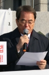 기자회견문을 낭독하는 이제훈 상임대표