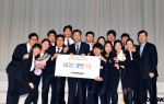 신입사원과 임원이 팀으로 제작한 ‘한국타이어 2020 비전’ UCC 중 우승을 거머쥔 신입사원들이 한국타이어 대표이사 서승화 부회장과 함께 UCC  경연 1등을 기념하고 있다.