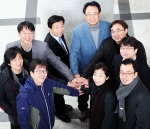 건국대 소셜 에코텍 연구소에 참여하는 교수들이 손을 모으고 밝게 웃고 있다. 앞줄 왼쪽부터 어양담 교수(신기술융합학과, 토목공학), 안종혁 교수(영상전공), 우정헌 교수(신기술융합