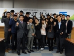 협약식에서 산업기술대학교 UD랩 디자인 연구원들과 세창 직원들