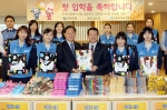 신한은행 서진원 은행장(앞줄 좌측에서 세번째)이 한국아동복지협회 이상근회장(앞줄 좌측에서 네번째)에게 전국 아동복지시설의 초등학교 입학생들을 위한 학용품을 전달하고 있는 모습.