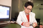 치석제거 스케일링 설명하는 김행철 원장