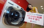 LG전자가 2015년 글로벌 가전 시장 1등 달성을 위한 전략 태스크 ‘G프로젝트’를 본격 가동한다. ‘G프로젝트’ 1호 제품 세계 최대 용량 22KG 트롬 세탁기 앞에서 모델이 