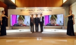 19일 삼성전자 서초사옥 다목적홀에서 열린 2013년형 삼성 스마트TV 신제품 발표회에서(왼쪽부터) 김현석 부사장(영상디스플레이사업부 사업부장), 윤부근 사장(CE 부문장), 삼성
