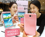 서초동 삼성전자 딜라이트숍에서 삼성전자 모델들이 ‘갤럭시 노트 Ⅱ 마샨 핑크(Martian Pink)’를 소개하는 모습.