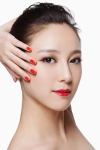 올 봄은 네온 팝 컬러의 립스틱이 강세! 그런데 피부는?