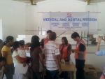 한전 필리핀 현지법인 직원과 의료진이 지역주민을 위한 의료봉사활도을 펼치고 있다.