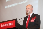 인터브랜드 글로벌 CEO 제즈 프램턴(Jez Frampton)이 ‘World Changing Brand’라는 주제로 강연을 펼치고 있다.