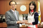 28일 오전 행정관 총장실에서 한국여자프로골프(KLPGA)투어 2년 연속(2011~2012) 상금왕 김하늘 선수(오른쪽)가 대학 재학 동안 각종 국내외 대회에서 우승하고 다양한 사