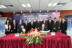 첫째 줄: (왼쪽) CDB Leasing의 사장 Yu Shunming, (오른쪽) Bombardier Business Aircraft의 사장 Steve Ridolfi 둘째 줄: (