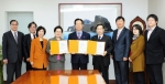 사진 가운데 협약서 들고 있는 왼쪽부터 한국지역사회교육협의회장 차광은, 구리시장 박영순, 삼육대학교 원격평생교육원장 신종열