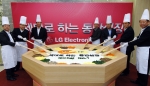 LG전자 경영진과 협력회사 대표들이 6일 LG트윈타워에서 개최된 ‘2013 LG전자 동반성장 결의대회’에서 100인분의 대형 비빔밥을 함께 만들며 동반성장에 대한 실천의지를 다지고