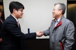 KT 이석채 회장(사진 오른쪽)은 7일 서초동에 위치한 올레캠퍼스에서 KT의 첫 Small CIC(Company in Company) 최대출 소사장(사진 왼쪽))에게 임명패를 수여