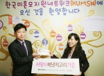 산양분유 전문기업 아이배냇은 3월7일 한국미혼모지원네트워크에서 ‘행복나눔 N 캠페인 배냇저고리 전달식’을 가졌다.(좌-아이배냇 김인호 전무, 우- 한국미혼모지원네트워크 허난영 국장