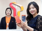 갤럭시POP광고모델 김유정 양이 SK텔레콤으로부터 ‘갤럭시POP 페스티벌 오렌지’를 선물 받아 개통하고 있는 모습