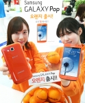 삼성전자 모델들이 코엑스에서 진행된 행사에서 갤럭시팝 오렌지 색상 모델을 선보이는 모습.