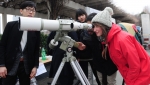 13일 오후 서울 광진구 능동로 건국대 캠퍼스에서 열린 ‘2013 건국대 동아리 새내기 맞이 행사’에서 외국인 학생들이 우주탐사 동아리 코너에서 천체망원경을 들여다 보고 있다.