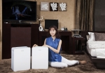 삼성전자 모델이 미세먼지와 알레르기 유발 물질까지 잡아 봄철 황사에 대비할 수 있는 혁신 제품인 ‘삼성전자 2013년형 공기청정기’를 소개하고 있다.