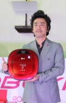 16일 롯데월드에서 열린 LG전자 로봇청소기 로보킹 행사에서 로보킹 광고모델 배우 류승룡이 제품에 대한 소개를 하고 있다.