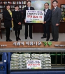 걸그룹 f(x) 빅토리아와 팬들의 쌀화환 기부