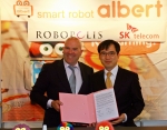 SK텔레콤 박철순 컨버전스 사업본부장(사진 오른쪽)과 로보폴리스 그룹 브루누보넬 회장(사진 왼쪽)이 프랑스 리옹에서 개최 중인 이노로보 전시회 현장에서 스마트폰을 두뇌로 활용하는 